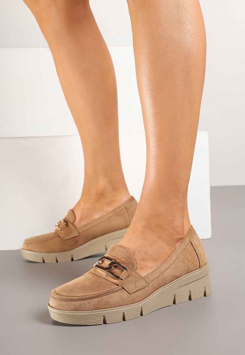 Ciemnobeżowe Półbuty Mokasyny na Koturnie z Tłoczeniem i Wkładką ze Skóry Naturalnej i Łańcuchem Cariella