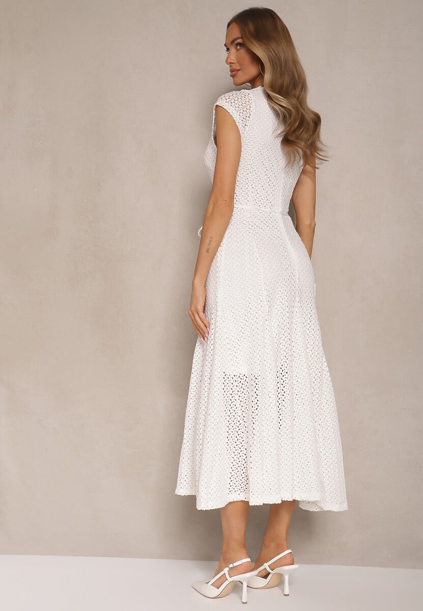 Biała Ażurowa Sukienka o Rozkloszowanym Kroju Ozdobiona Paskiem Galorena