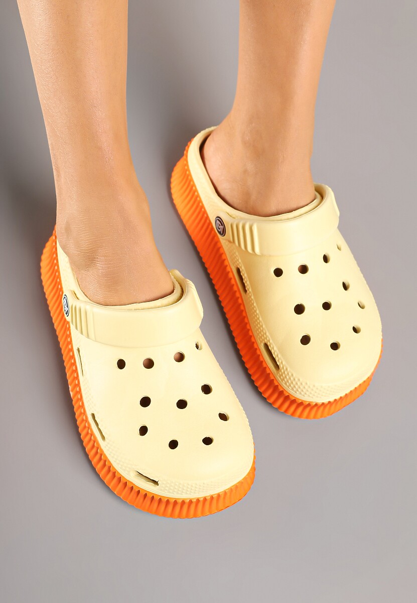 Żółte Piankowe Klapki na Tłoczonej Platformie z Paskiem na Piętę Isallia