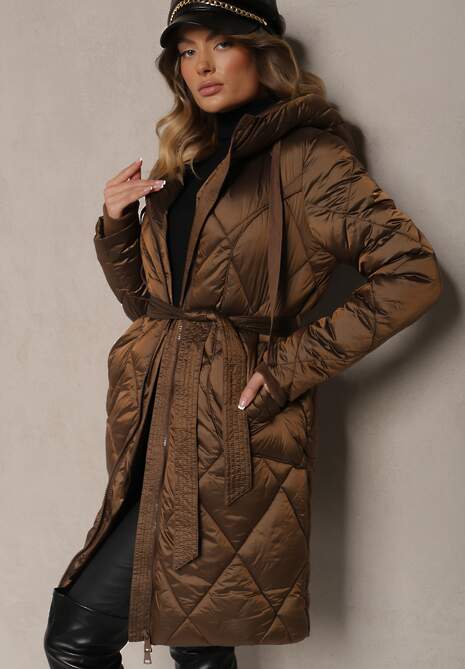 Brązowa Długa Kurtka o Pikowanym Wykończeniu Wiązana w Talii z Kapturem Parinka