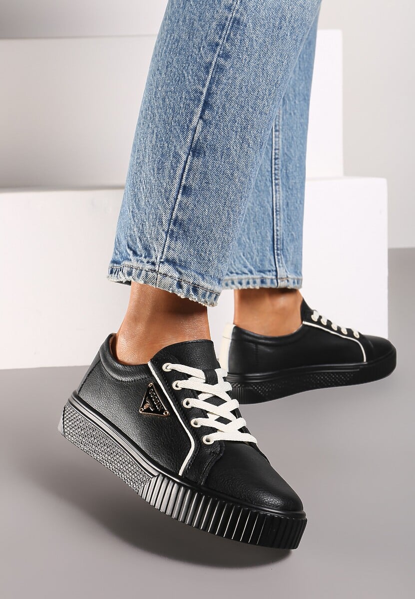 Czarne Sneakersy na Płaskiej Podeszwie ze Skóry z Metaliczną Ozdobą Melabra