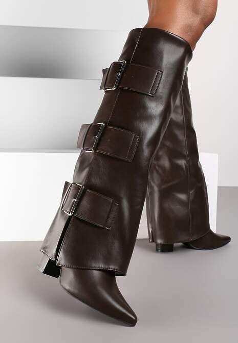 Brązowe Rockowe Kozaki na Słupku z Wywiniętą Cholewką Wykończone Klamrami Navlaya