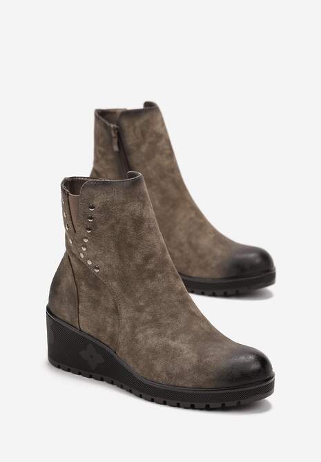 Ciemnobeżowe Botki na Koturnie z Tłoczeniami Ozdobione Nitami na Cholewce Martho