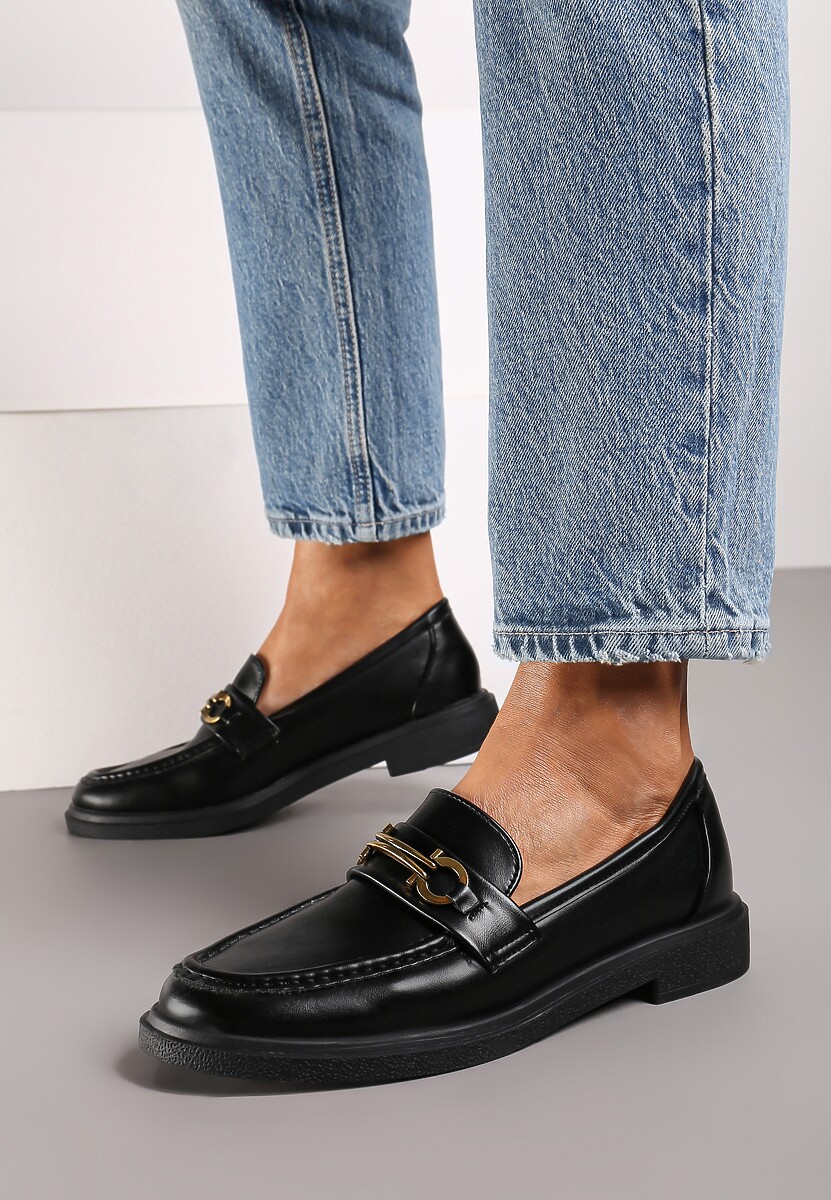 Czarne Mokasyny na Płaskiej Podeszwie Ozdobione Metaliczną Aplikacją Evaretha