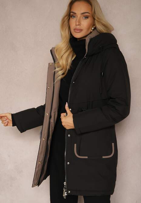 Czarna Kurtka Parka ze Ściągaczami w Talii i Kapturem Zdobiona Zawieszką Zeriena