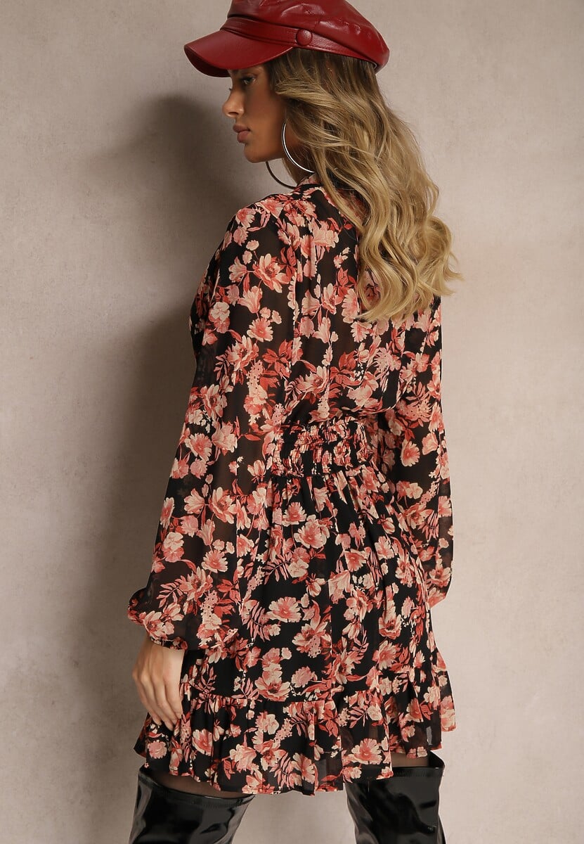 Czarna Taliowana Sukienka w Kwiaty z Gumką w Pasie Ozdobiona Falbanką Ziarae