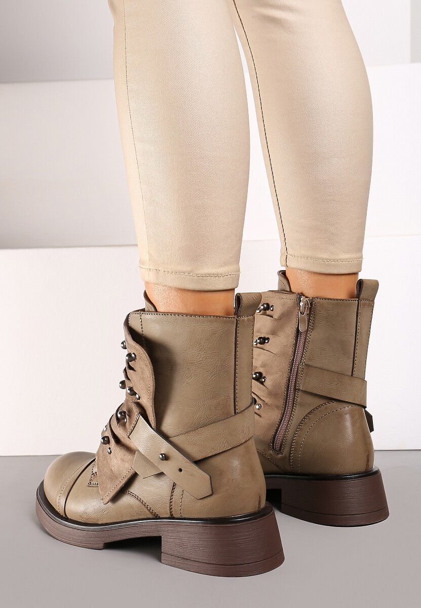 Ciemnobeżowe Botki w Streetwearowym Stylu Ozdobione Nitami i Naszywką Lirelina