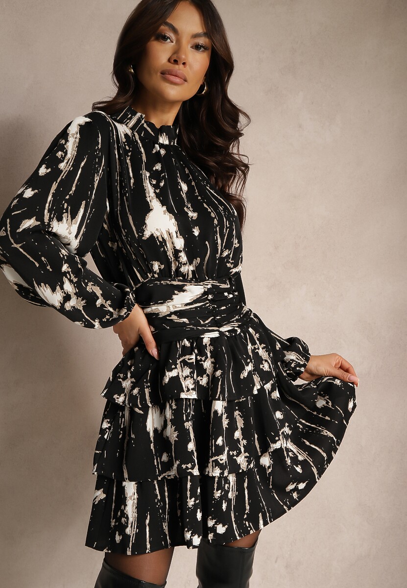 Czarno-Biała Wzorzysta Sukienka o Rozkloszowanym Kroju ze Stójką i Falbanami Intinnia