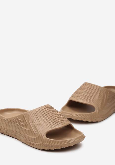 Ciemnobeżowe Klapki z lekkiej Pianki Ozdobione Wypukłym Tłoczeniem Konsia