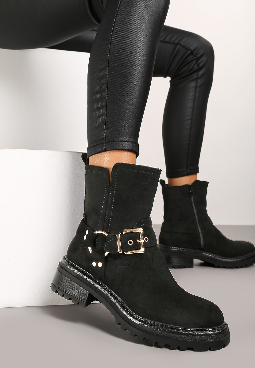 Czarne Botki w Motocyklowym Stylu z Ekozamszu z Ozdobną Klamrą przy Cholewce Ninnaria