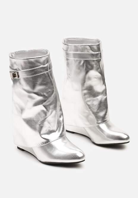 Srebrne Botki na Koturnie z Wywiniętą Cholewką Ozdobioną Rozpinaną Klamrą Niavin
