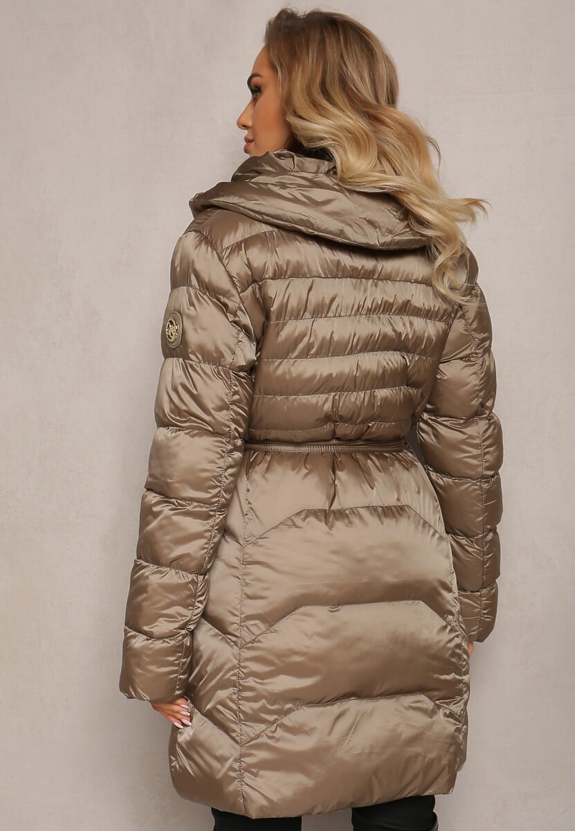 Ciemnobeżowa Kurtka z Klasycznym Pikowaniem i Wiązanym Paskiem Aldomisia