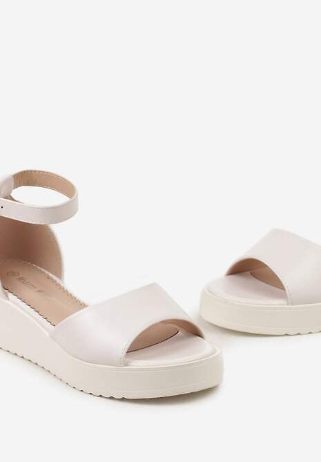 Białe Sandały z Ekoskóry z Zakrytą Piętą i Sprzączką na Grubej Podeszwie Pravila