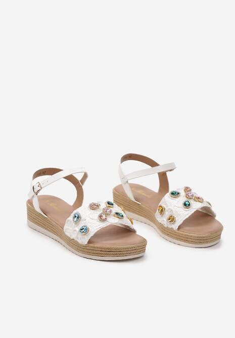 Białe Sandały na Płaskiej Plecionej Podeszwie z Rafii Zapinane na Sprzączkę z Cyrkoniami Vesima