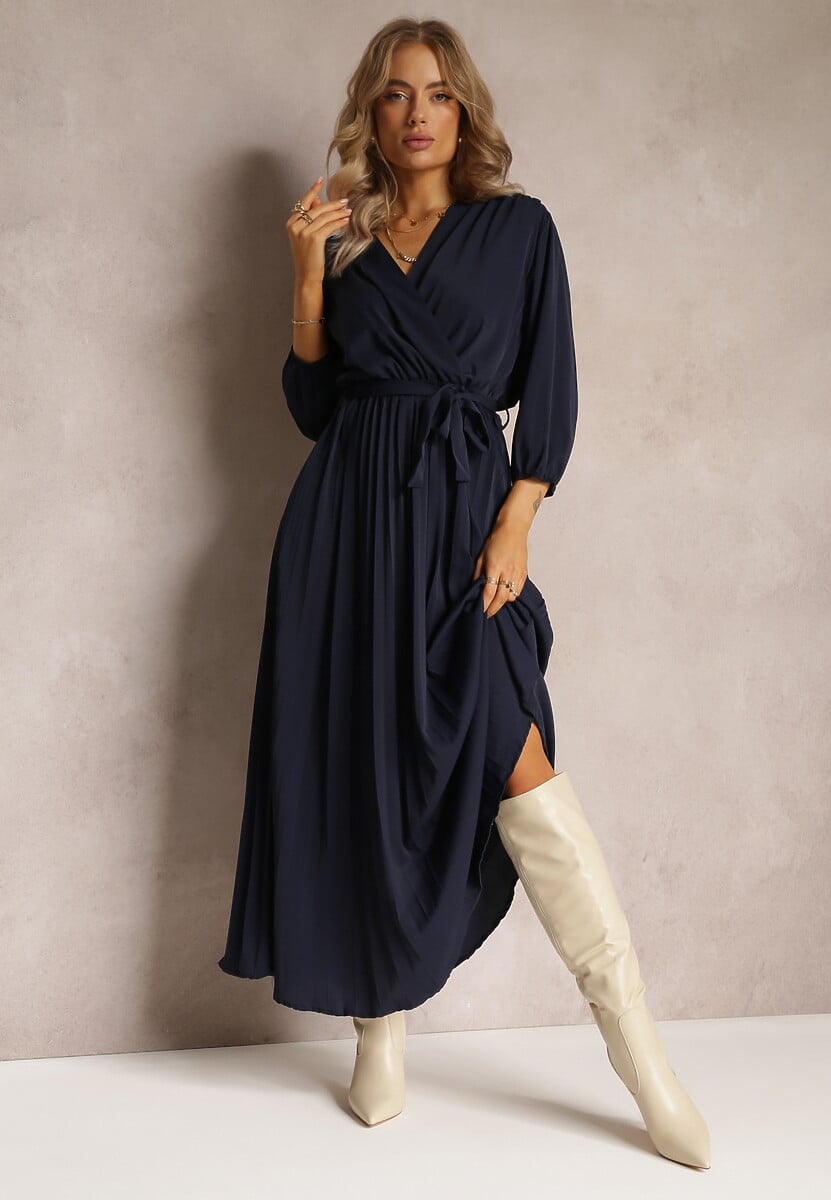 Granatowa Kopertowa Sukienka z Gumką i Paskiem w Talii Zdobiona Plisowaniem Kaylina