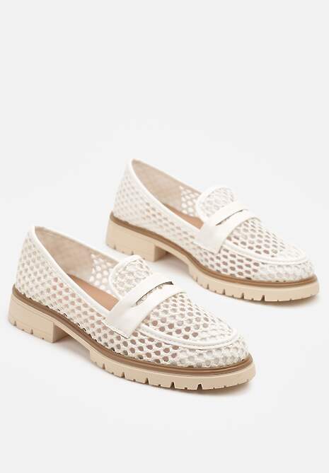 Białe Ażurowe Mokasyny z Ozdobnym Paskiem Uliarwena