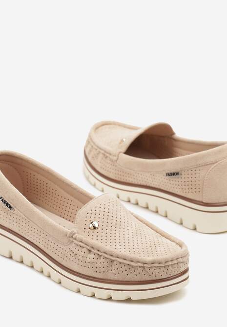Beżowe Mokasyny z Metaliczną Ozdobą i Perforacją Zairina