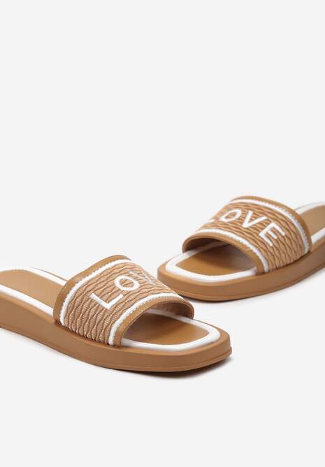 Brązowe Klapki z Ozdobnym Napisem na Cholewce i Noskiem w Kwadrat Optizoria