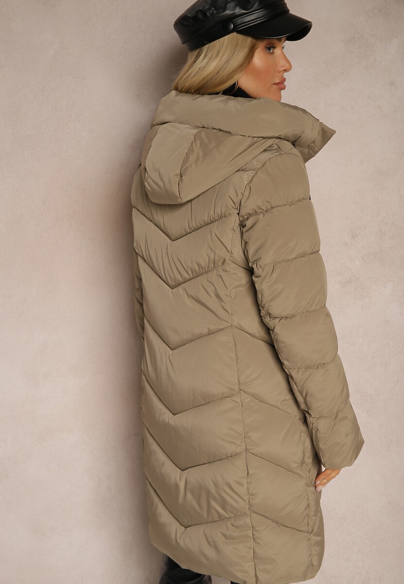 Beżowa Długa Kurtka z Pikowanymi Przeszyciami i Kapturem Ozdobiona Suwakami Hedirae