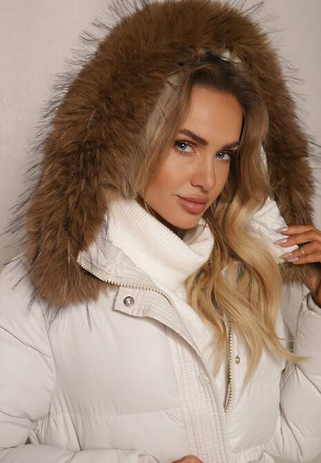 Biała Kurtka Pikowana o Długim Kroju z Kapturem Wiązana w Pasie z Odpinanym Futerkiem Phorira