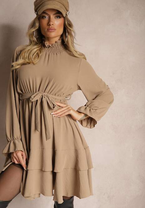 Ciemnobeżowa Sukienka z Falbankami i Golfem z Gumką w Talii i Dodatkowym Wiązanym Paskiem Savire