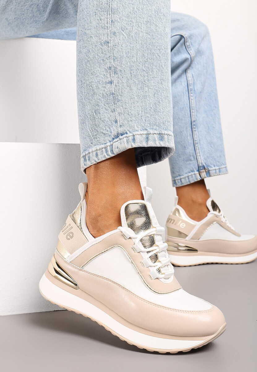 Beżowo-Białe Sneakersy z Metaliczną Wstawką i Ozdobnym Napisem na Ukrytym Koturnie Alivewna