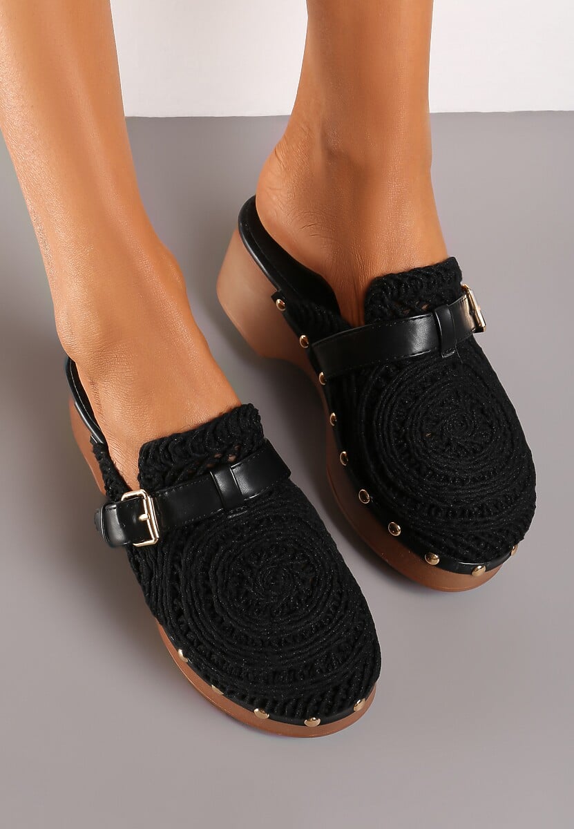Czarne Klapki w Stylu Chodaków z Ażurową Cholewką na Słupku i Platformie Ozdobione Nitami Traivea