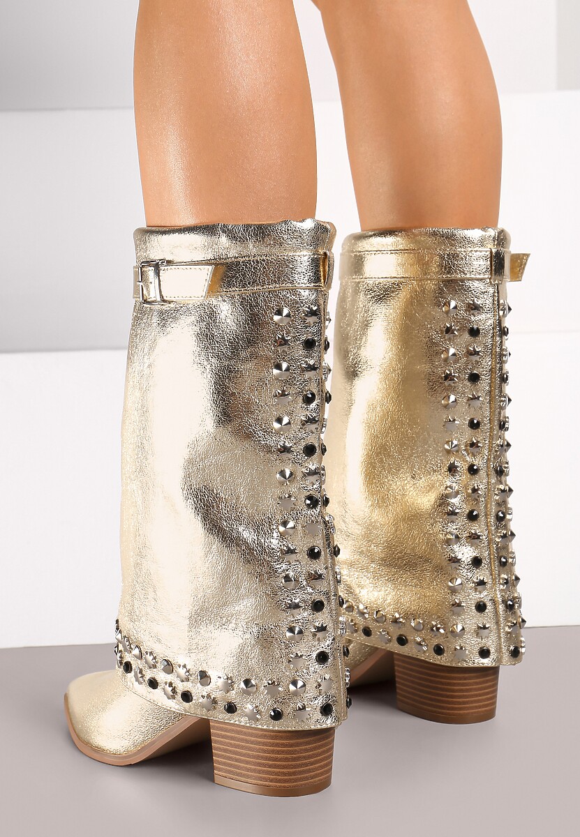 Złote Kozaki Kowbojki na Słupku Ozdobione Klamrą Ćwiekami i Wywiniętą Cholewką Izavira