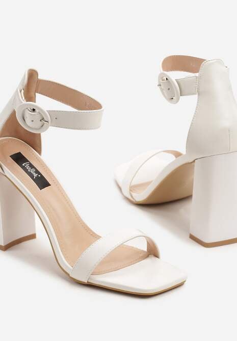 Białe Sandały na Kwadratowym Słupku z Okrągła Sprzączką i Paskiem wokół Kostki Soralise
