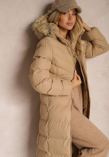 Beżowa Kurtka Zimowa z Pikowanymi Przeszyciami i Kapturem z Futrem Alirina