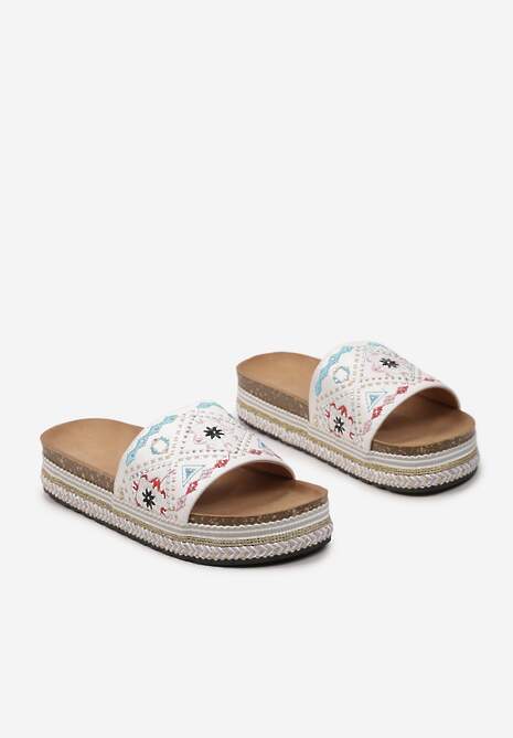 Białe Klapki Boho na Niskiej Platformie Ozdobione Plecionką i Cyrkoniami Giratsa