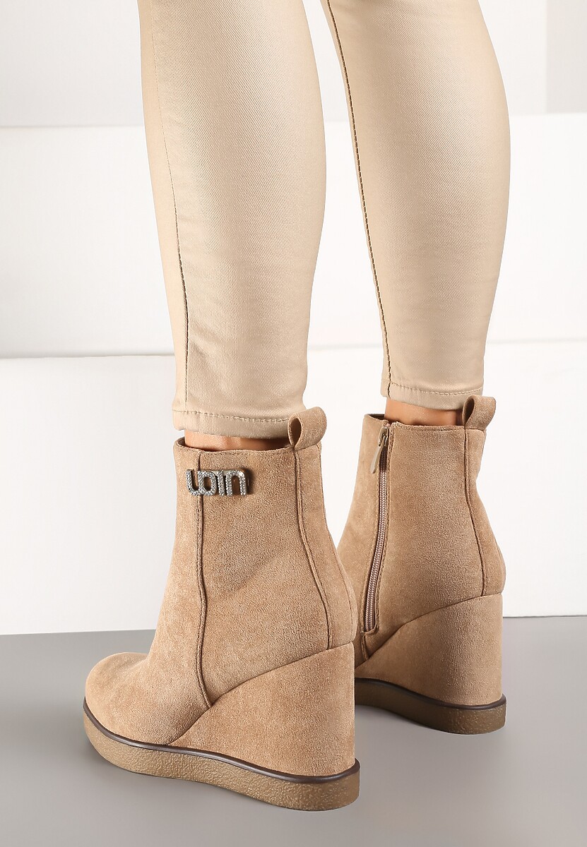 Ciemnobeżowe Botki z Ozdobą z Cyrkoniami Osadzone na Koturnie Calgrana