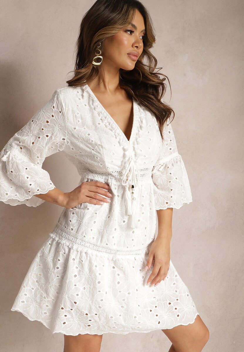 Biała Bawełniana Sukienka z Wiązaniem przy Dekolcie i Ażurowym Wzorem Falrisa