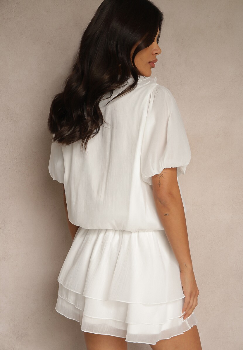 Biała Sukienka Ozdobiona Wiązaniem i Falbanami Tilionala