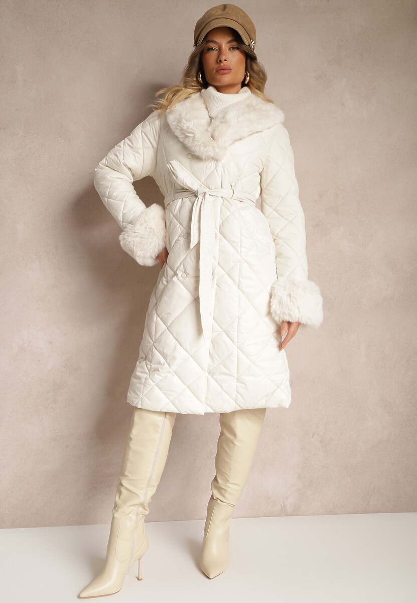 Biała Kurtka z Pikowanymi Przeszyciami i Polarową Podszewką Zdobiona Futerkiem i Paskiem Edellia