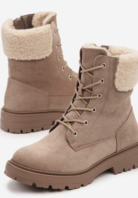 Beżowe Botki Typu Workery na Płaskiej Podeszwie z Barankowym Futerkiem przy Cholewce Nevathira