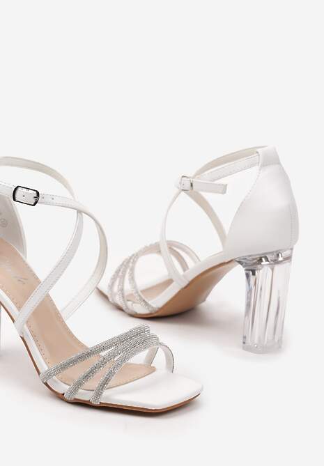 Białe Sandały na Transparentnym Słupku z Cyrkoniami Zapinane przy Kostce Tesaie