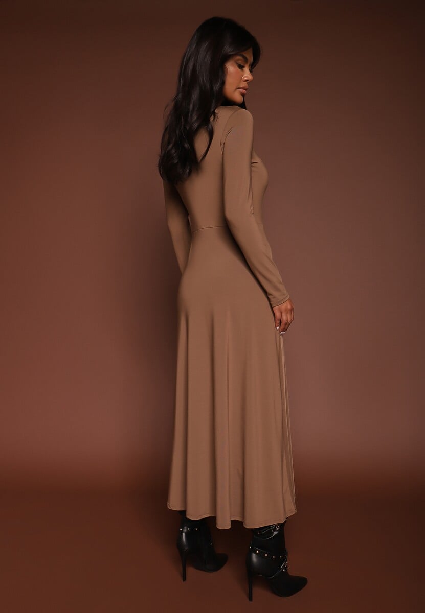 Brązowa Taliowana Sukienka z Rozcięciem na Boku i Półgolfem Saimara