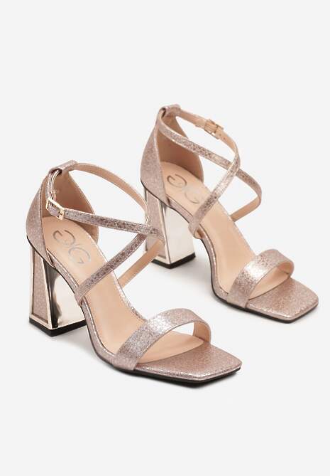 Szampańskie Sandały na Słupku Metaliczną Aplikacją Finadoria