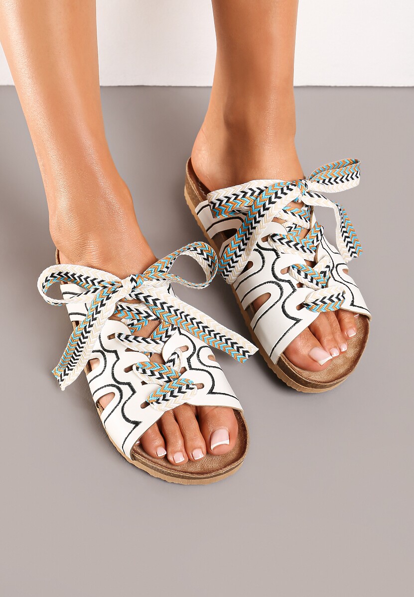 Białe Klapki na Niskiej Platformie z Ozdobną Sznurówką Tribia