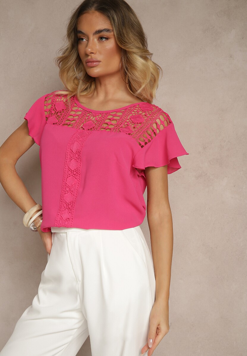 Czerwona Bluzka z Falbankami Wokół Ramion i Ażurową Koronką Przy Dekolcie Dastisa