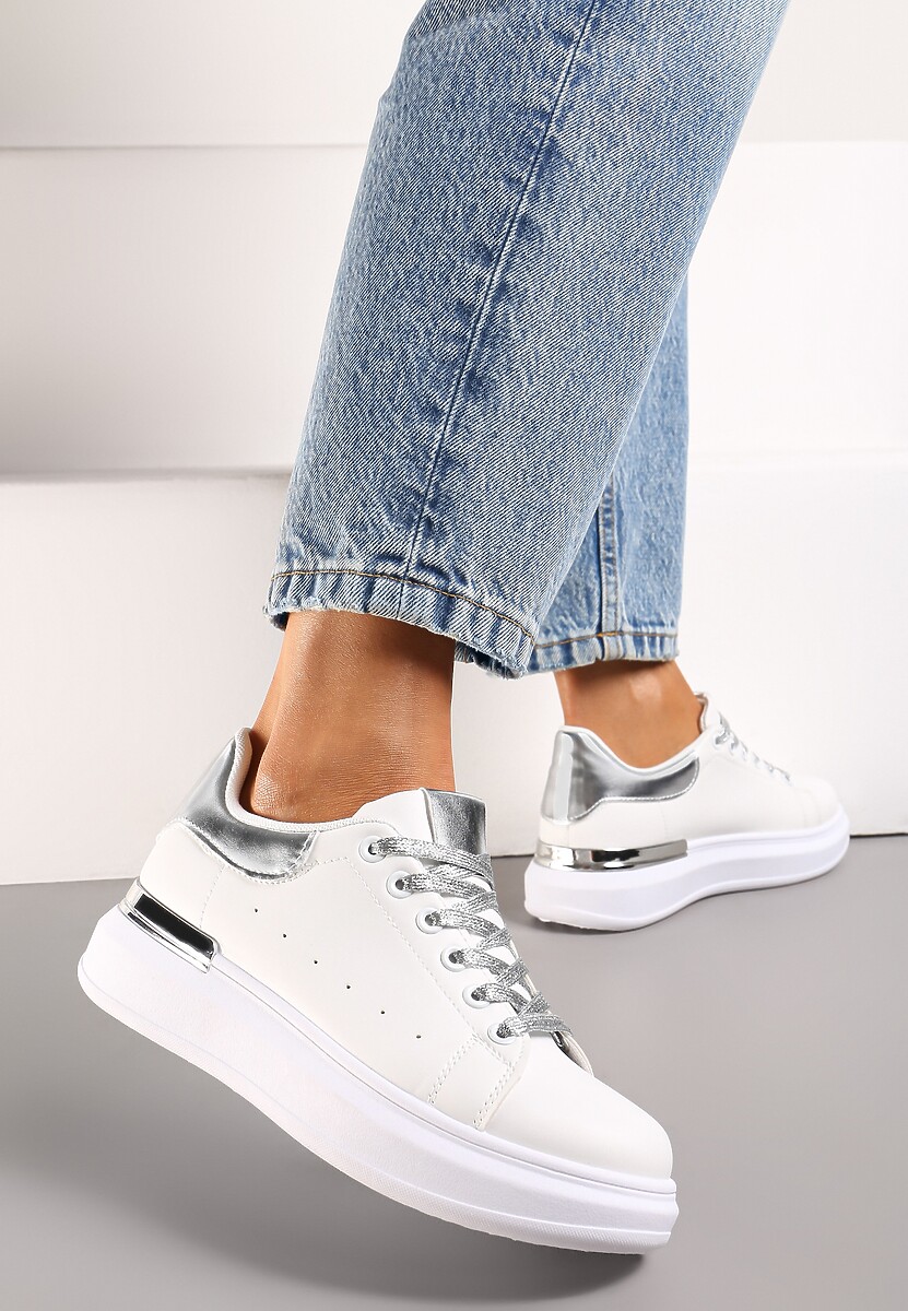 Biało-Srebrne Sneakersy z Brokatowymi Sznurowadłami i Metaliczną Wstawką na Platformie Vuriama