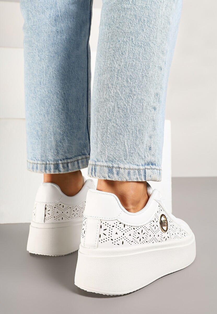 Białe Sneakersy na Platformie z Ażurowym Zdobieniem i Aplikacją Dalirnna