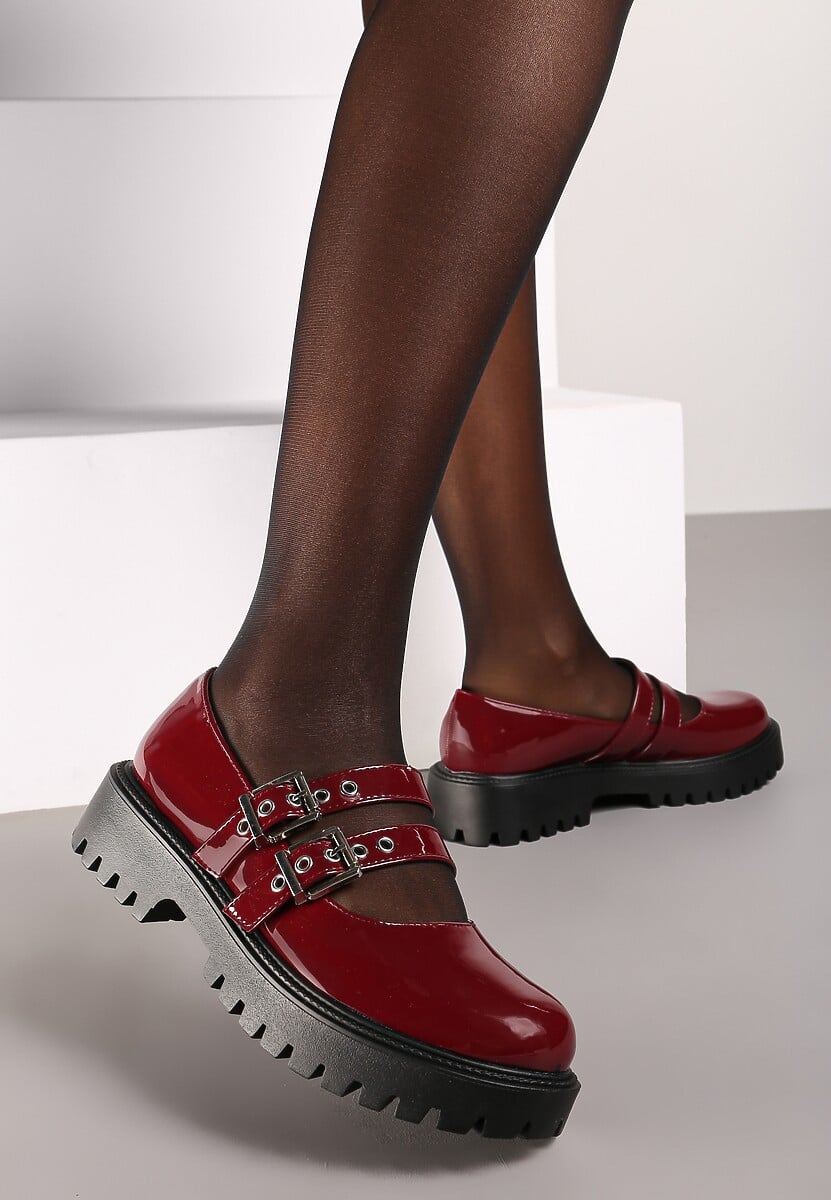 Beżowe Półbuty Lakierowane na Płaskiej Podeszwie Wykończone Metalicznymi Sprzączkami Nevlana