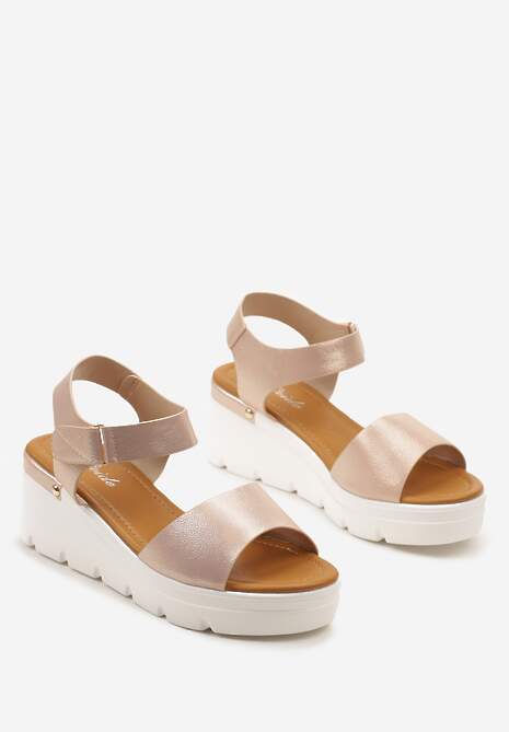 Szampańskie Sandały na Koturnie z Bieżnikiem i Lekko Metalicznymi Paseczkami Arpiea