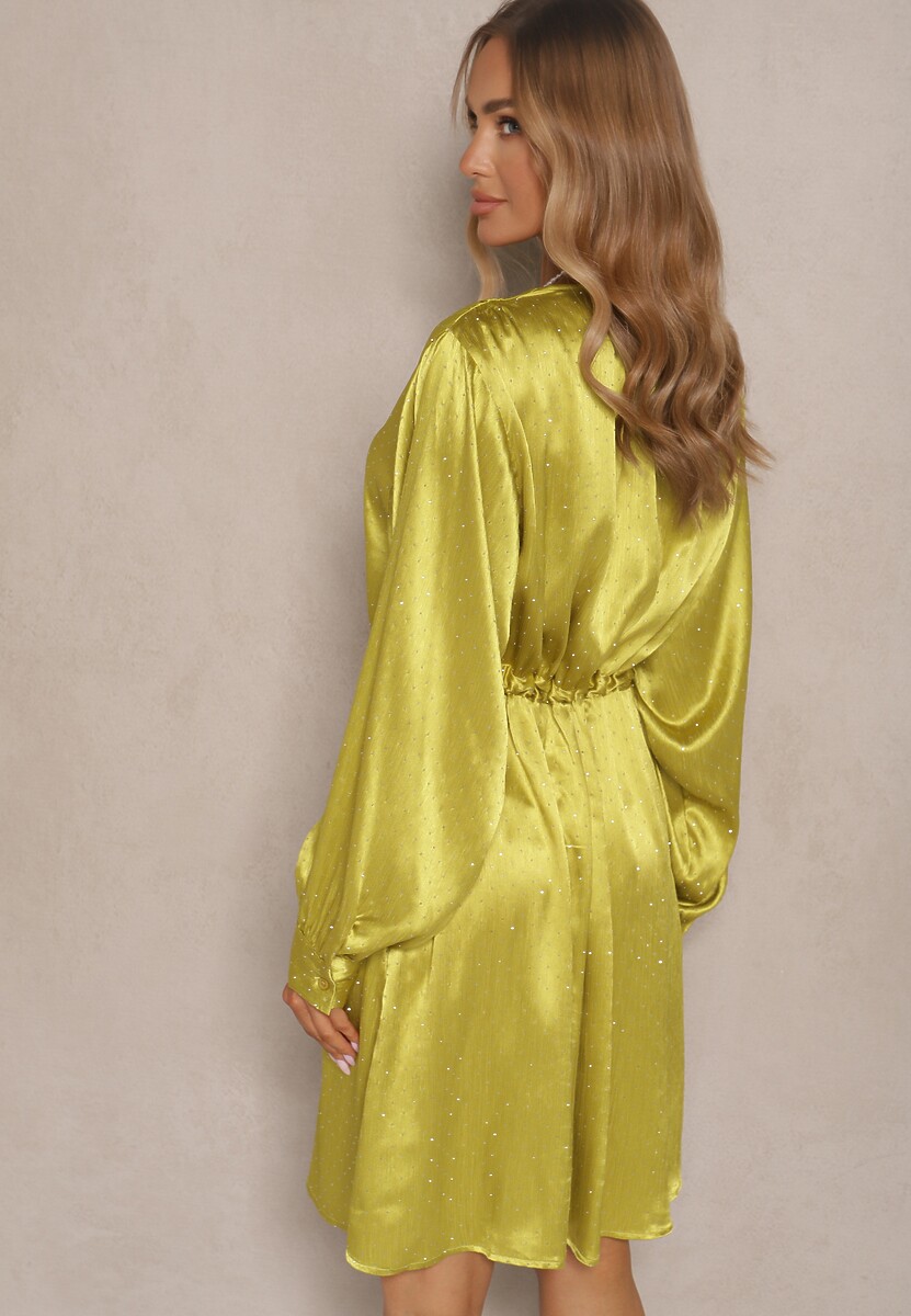 Zielona Koszulowa Sukienka z Satyny Ozdobiona Cyrkoniami i Paskiem Miledis