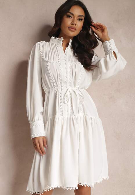 Biała Koszulowa Sukienka z Ażurowymi Tasiemkami i Stójką Chehi