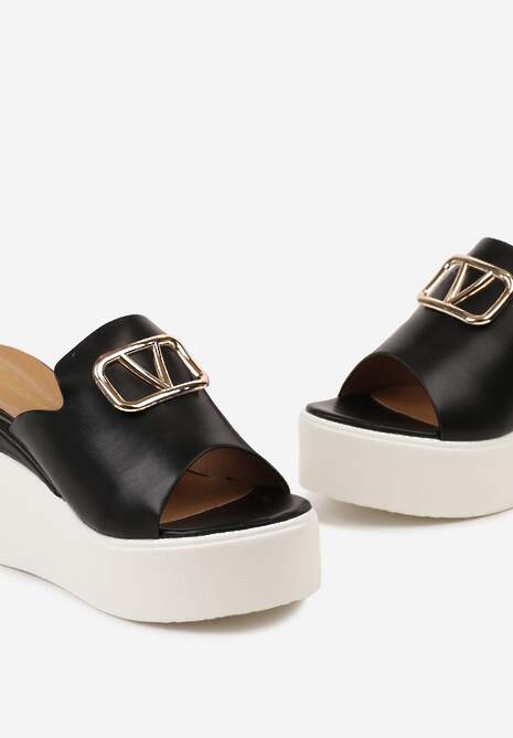 Czarne Klapki Ozdobione Metaliczną Klamrą na Przodzie na Wysokim Koturnie i Platformie Ivia