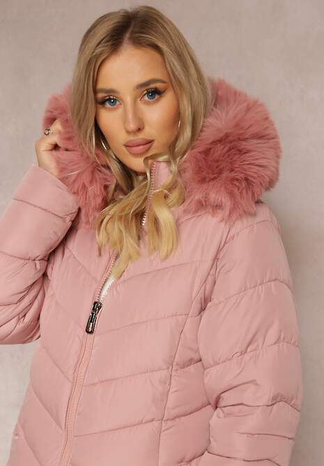 Różowa Pikowana Kurtka o Wydłużonym Fasonie z Odpinanym Kapturem i Sztucznym Futerkiem Nasteh