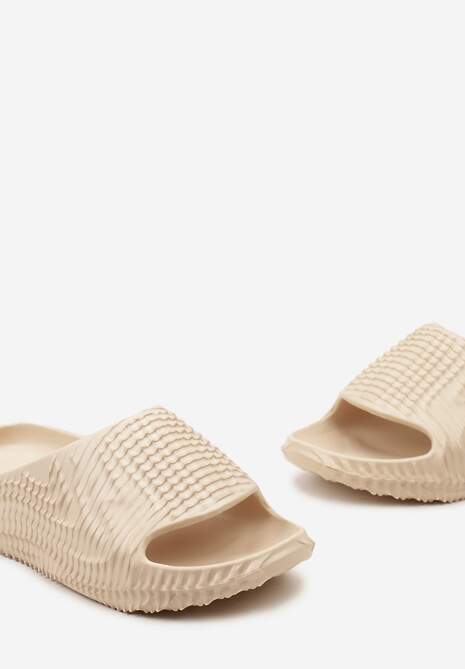 Beżowe Klapki z lekkiej Pianki Ozdobione Wypukłym Tłoczeniem Konsia